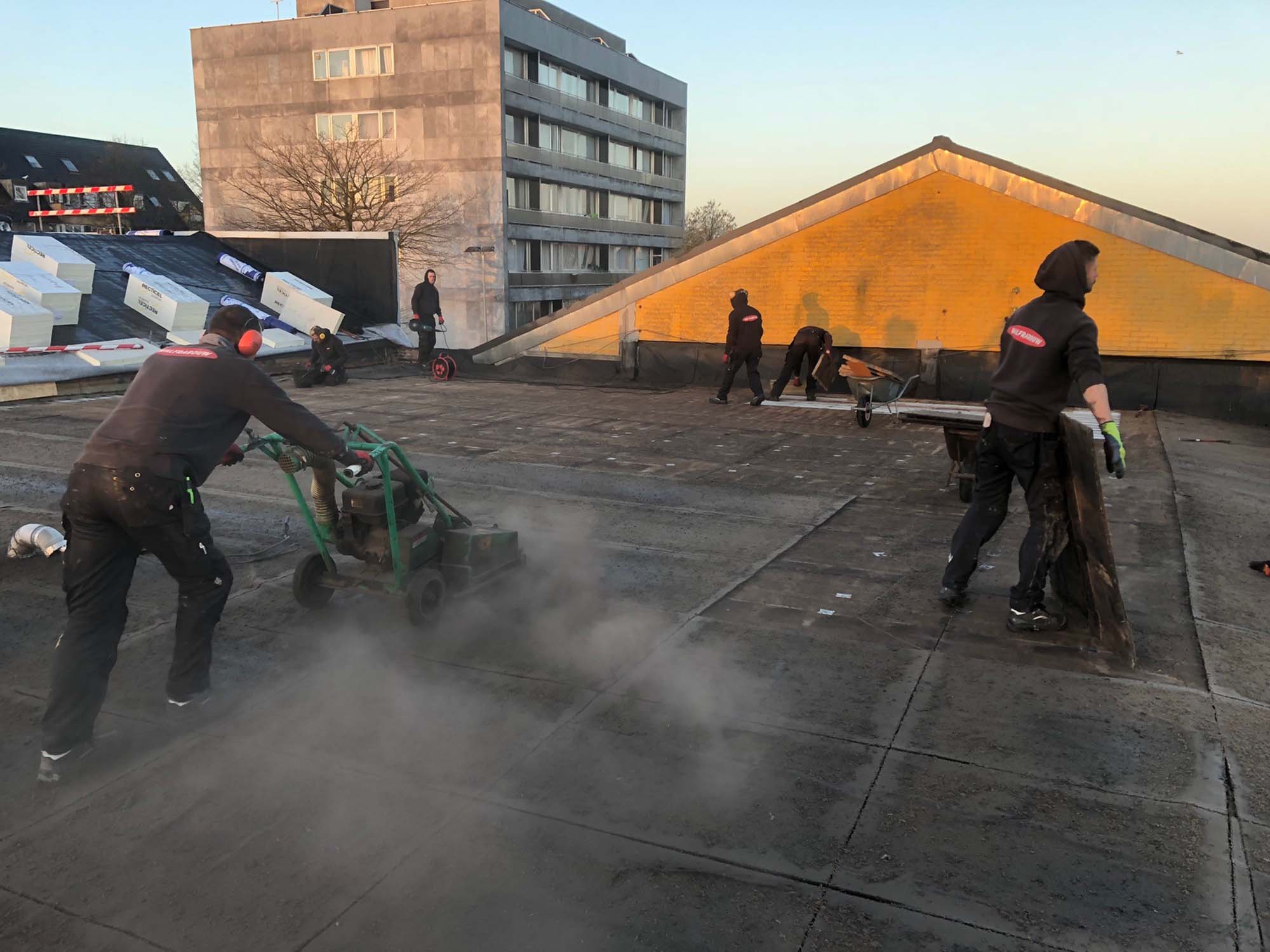 Renovatie van een plat dak op een winkelpand in Sint-Kruis met nieuw aangebrachte zwarte EPDM-dakbedekking, strak afgewerkt