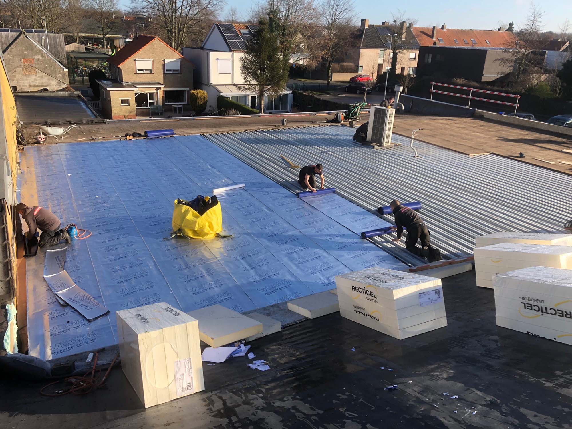 Renovatieproject van het platte dak van een winkelpand in Sint-Kruis tijdens de werken
