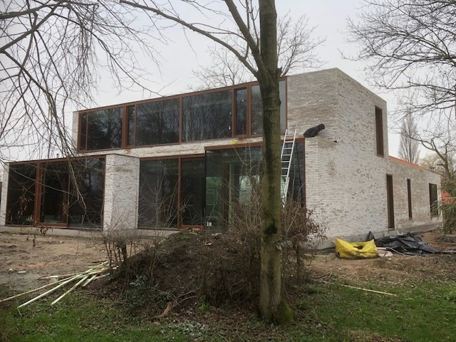 Werfbeeld van een plat dak in renovatie met zichtbare zwarte EPDM-folie en dakopbouw