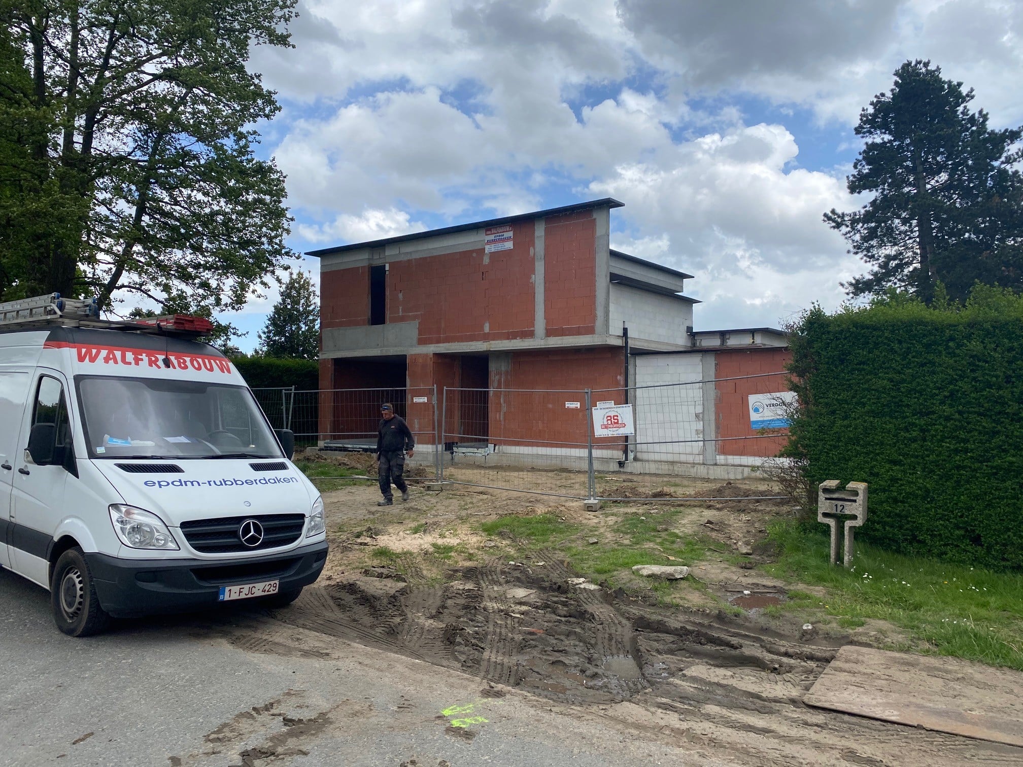 Dronebeeld van een woning met groot afgewerkt plat EPDM-dak en kiezelbedekking