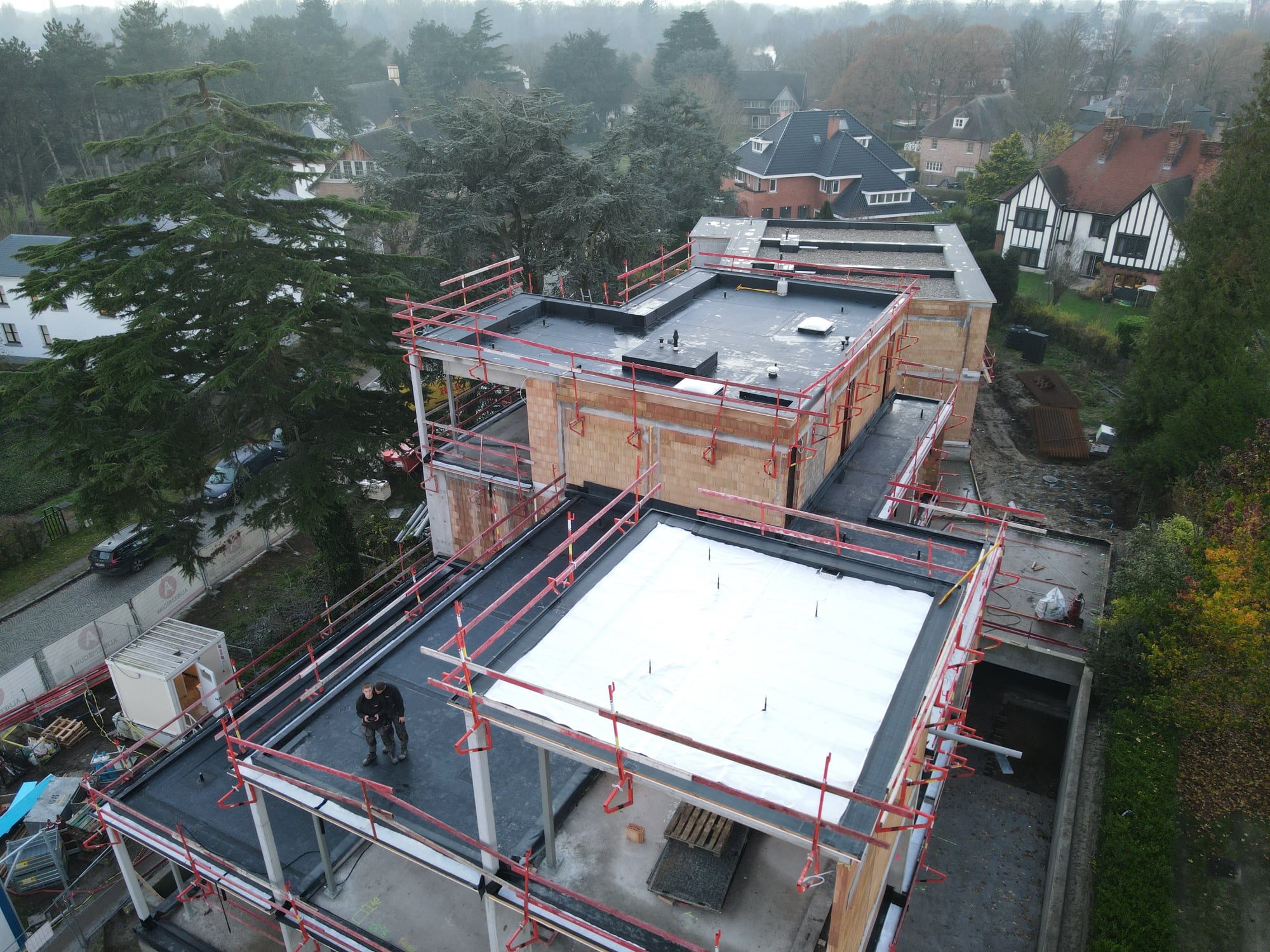 Dronebeeld van een woning met groot plat EPDM-dak en kiezelbedekking