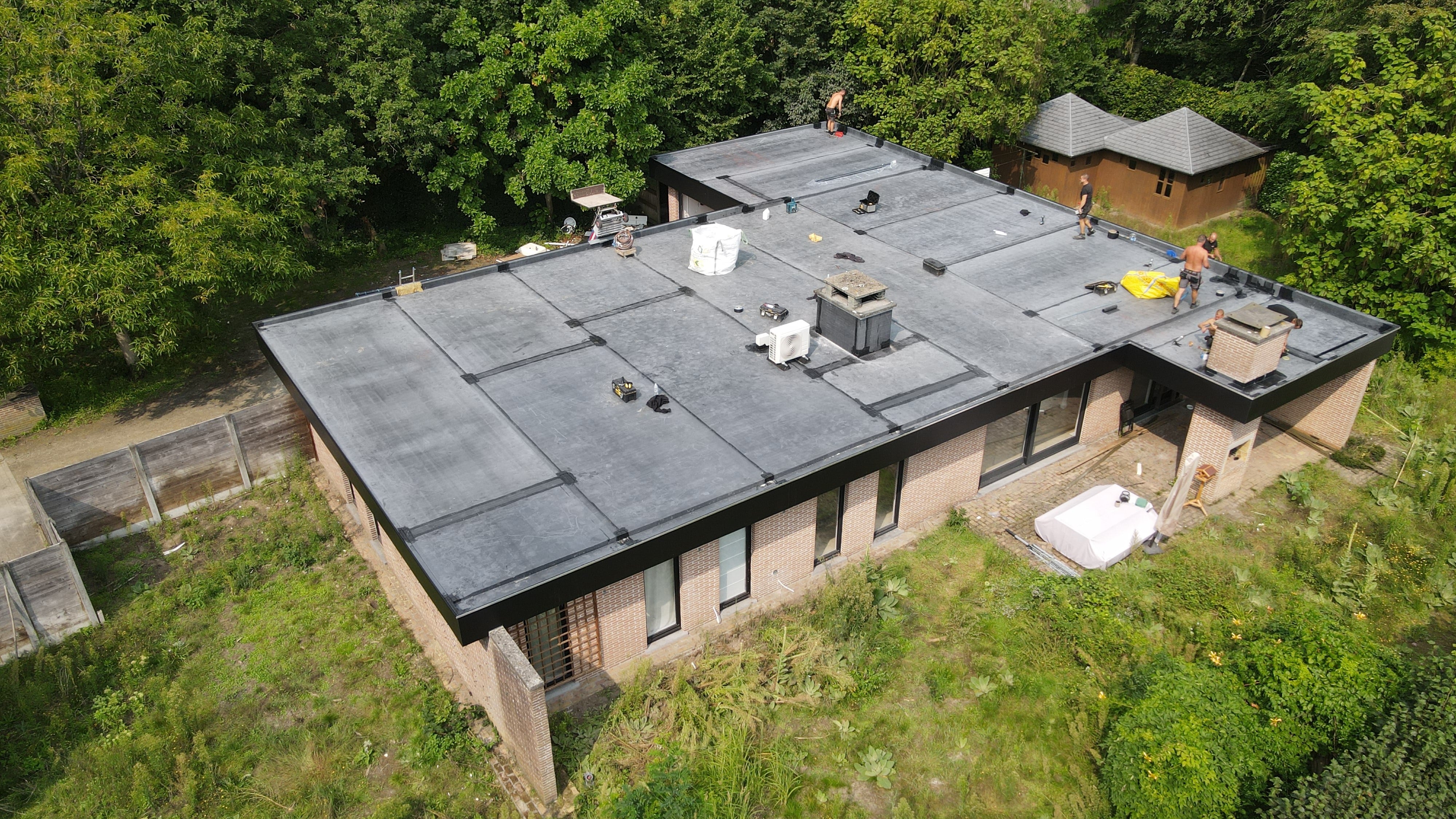 Groot dronebeeld van een omvangrijk project met plat EPDM-dak