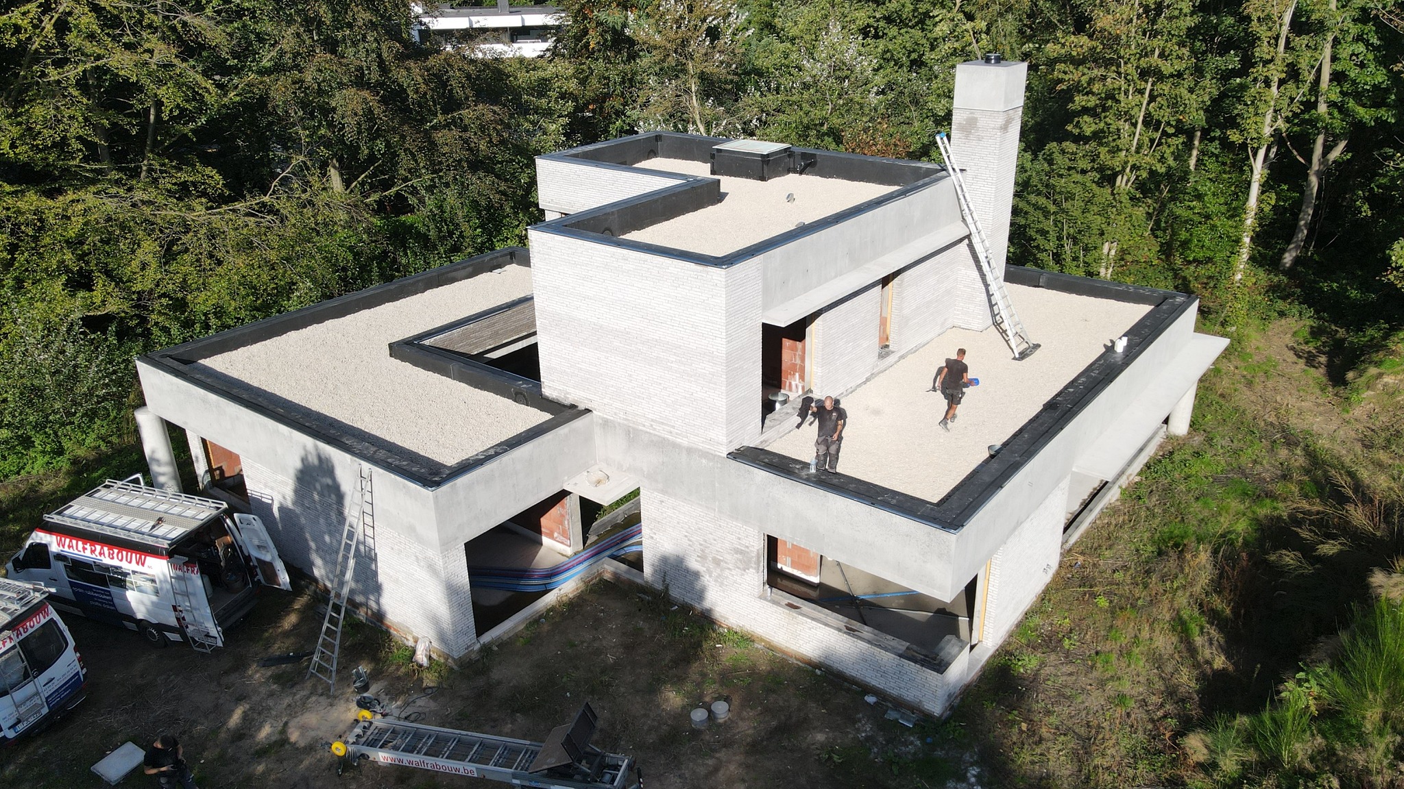Luchtfoto van een woning met afgewerkt plat EPDM-dak en kiezelafwerking