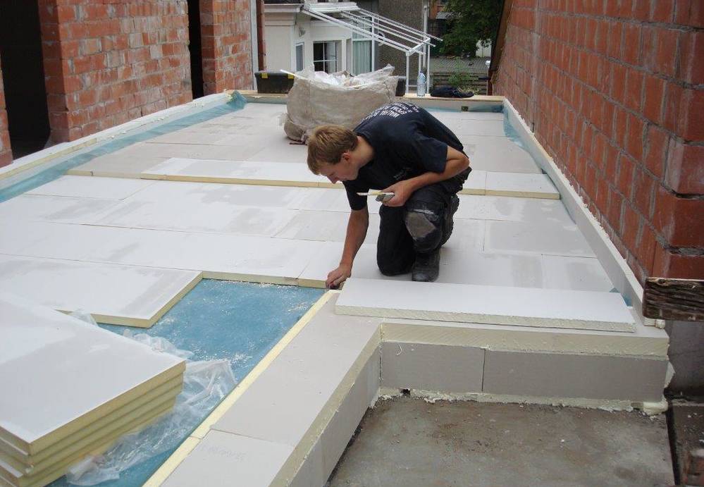 Residentie FDR te Waregem: meergezinsgebouw met geïsoleerd plat dak afgewerkt in EPDM