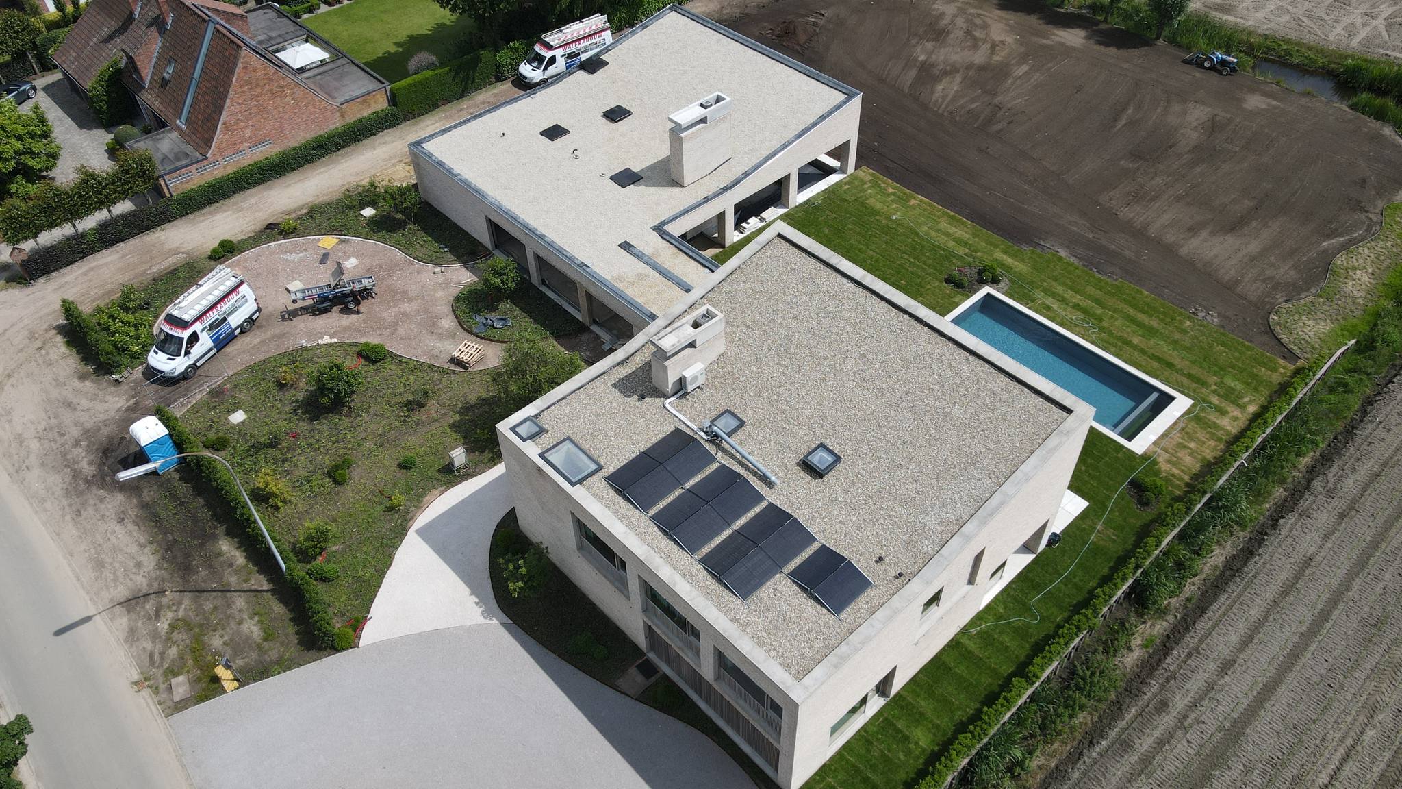 Dronebeeld van de EPDM-nieuwbouwwoning in Lovendegem met strak afgewerkt plat dak
