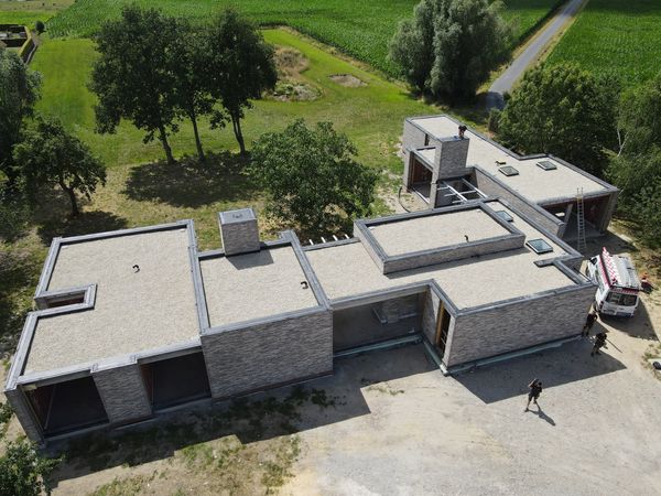 EPDM-nieuwbouw in Ardooie: woning in aanbouw met plat dak in afwerking