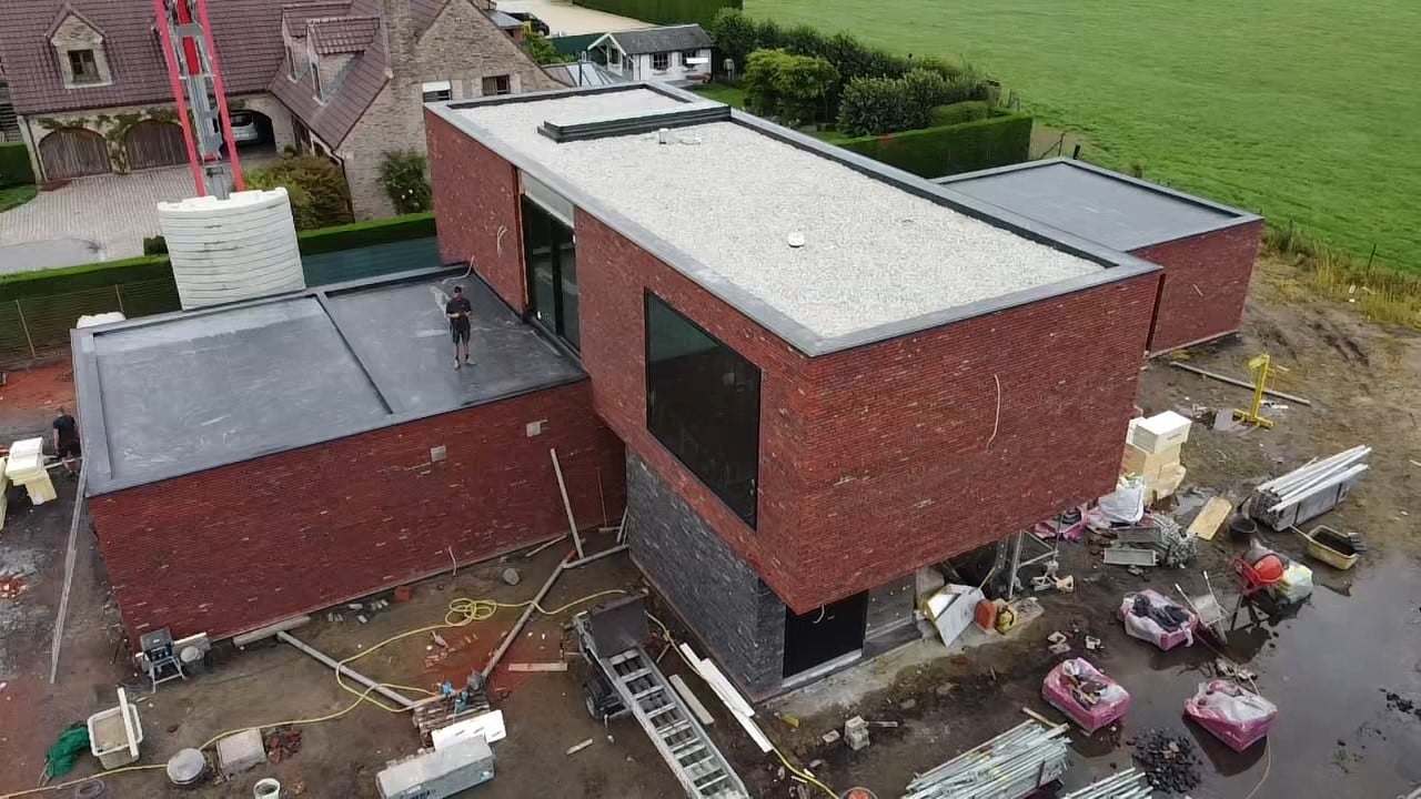 EPDM-nieuwbouw in Wingene: woning met afgewerkt plat dak en kiezelbedekking