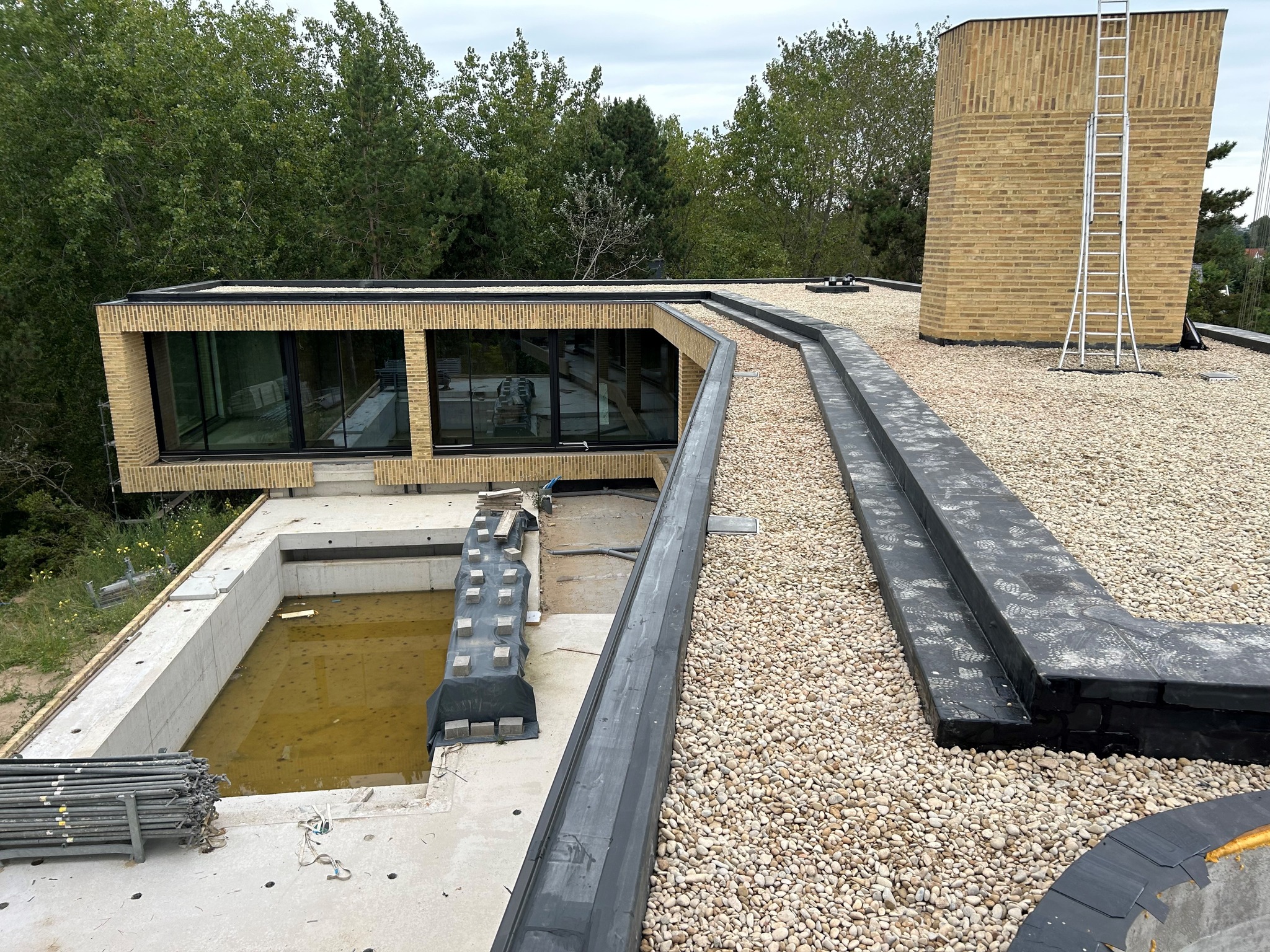 EPDM-nieuwbouwwoning in Koksijde met afgewerkt plat kiezeldak