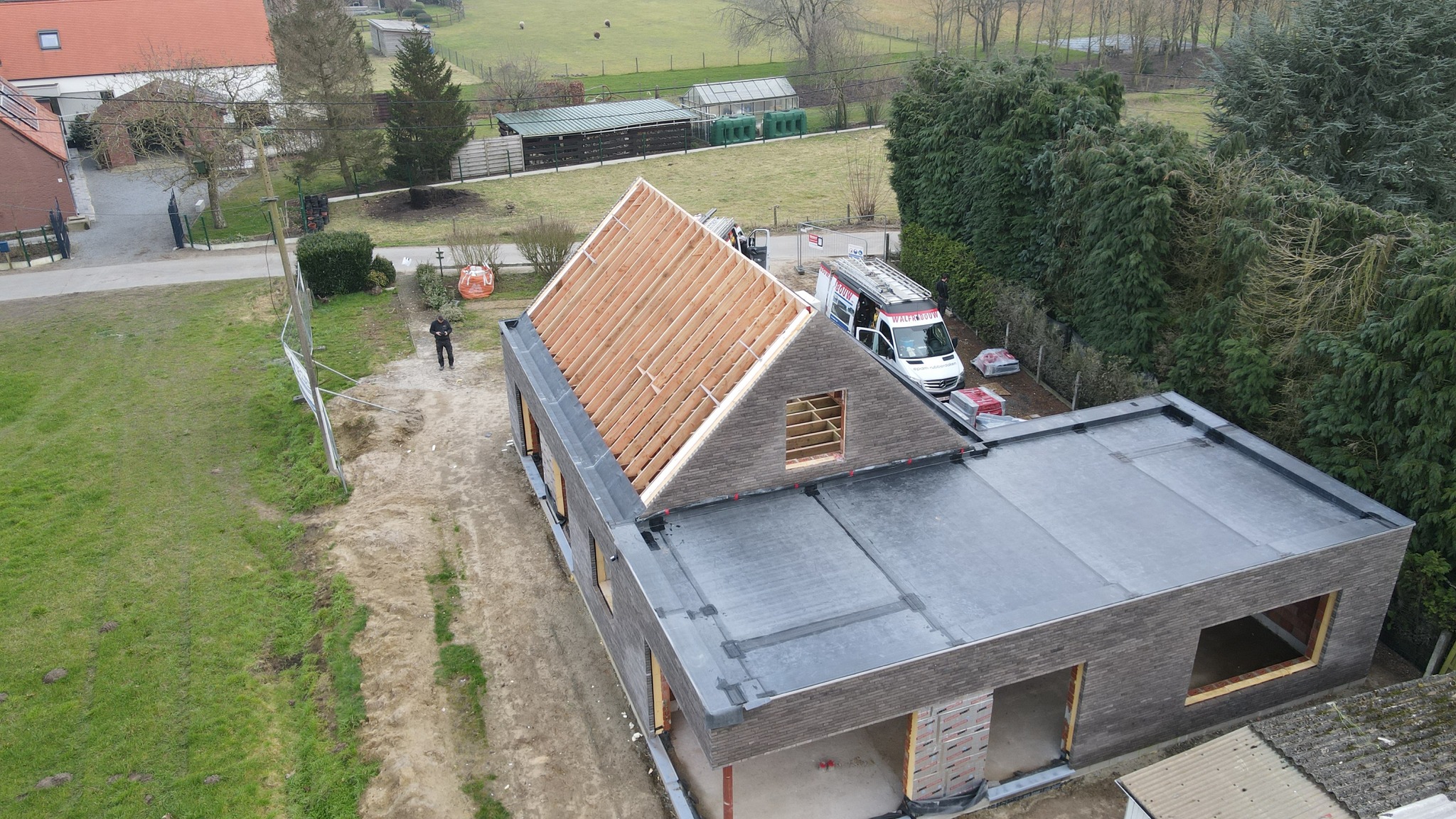 EPDM-nieuwbouwwoning in Nevele met meerdere platte daken in wit kiezel